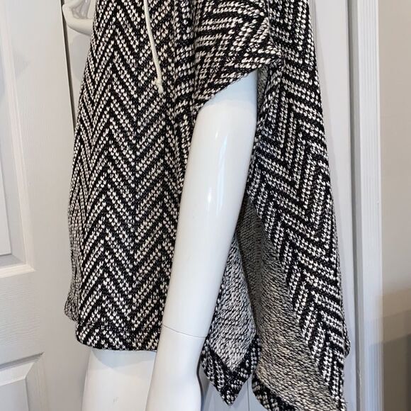 NEW VICTORIA SECRET PONCHO - Picture 4 of 6